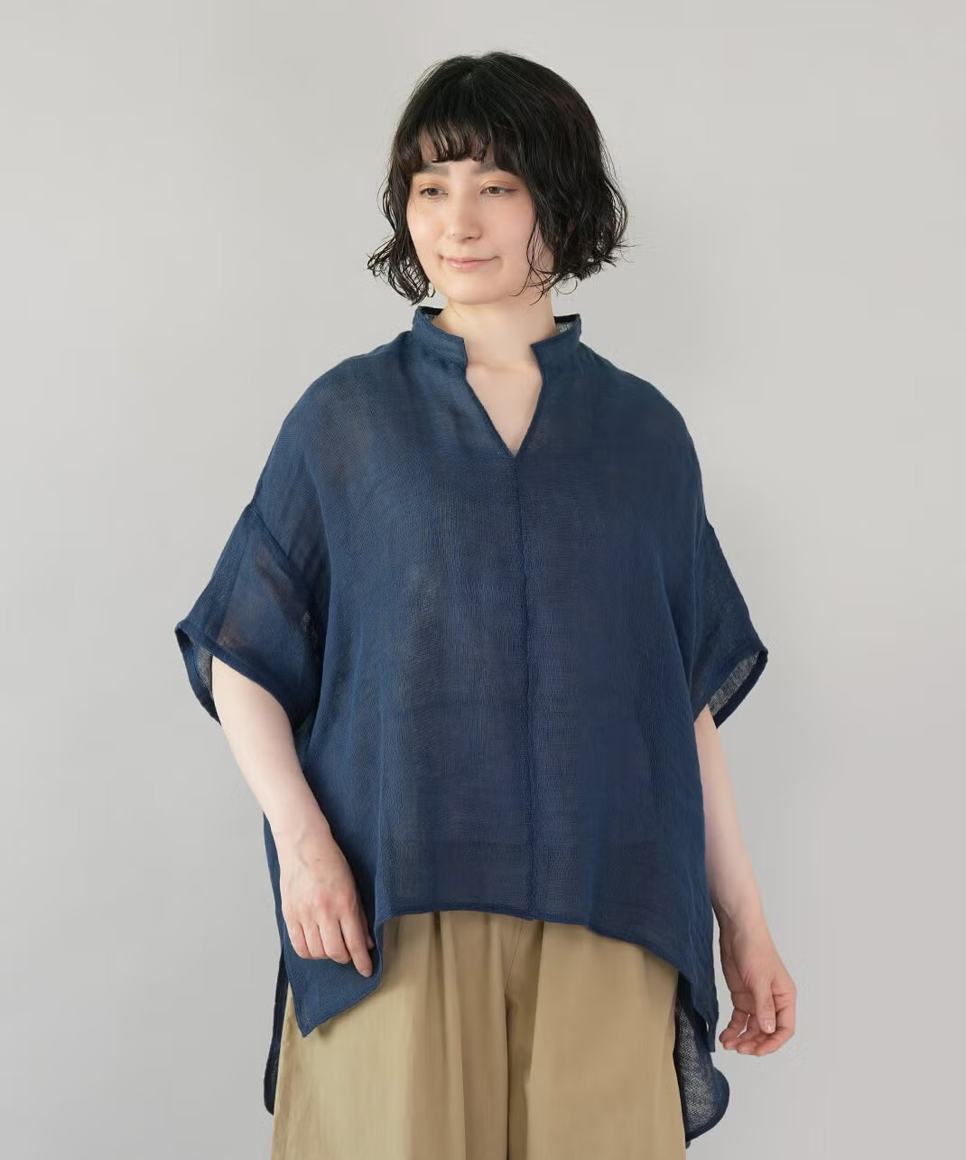 スキッパーデザインが顔まわりをすっきり。