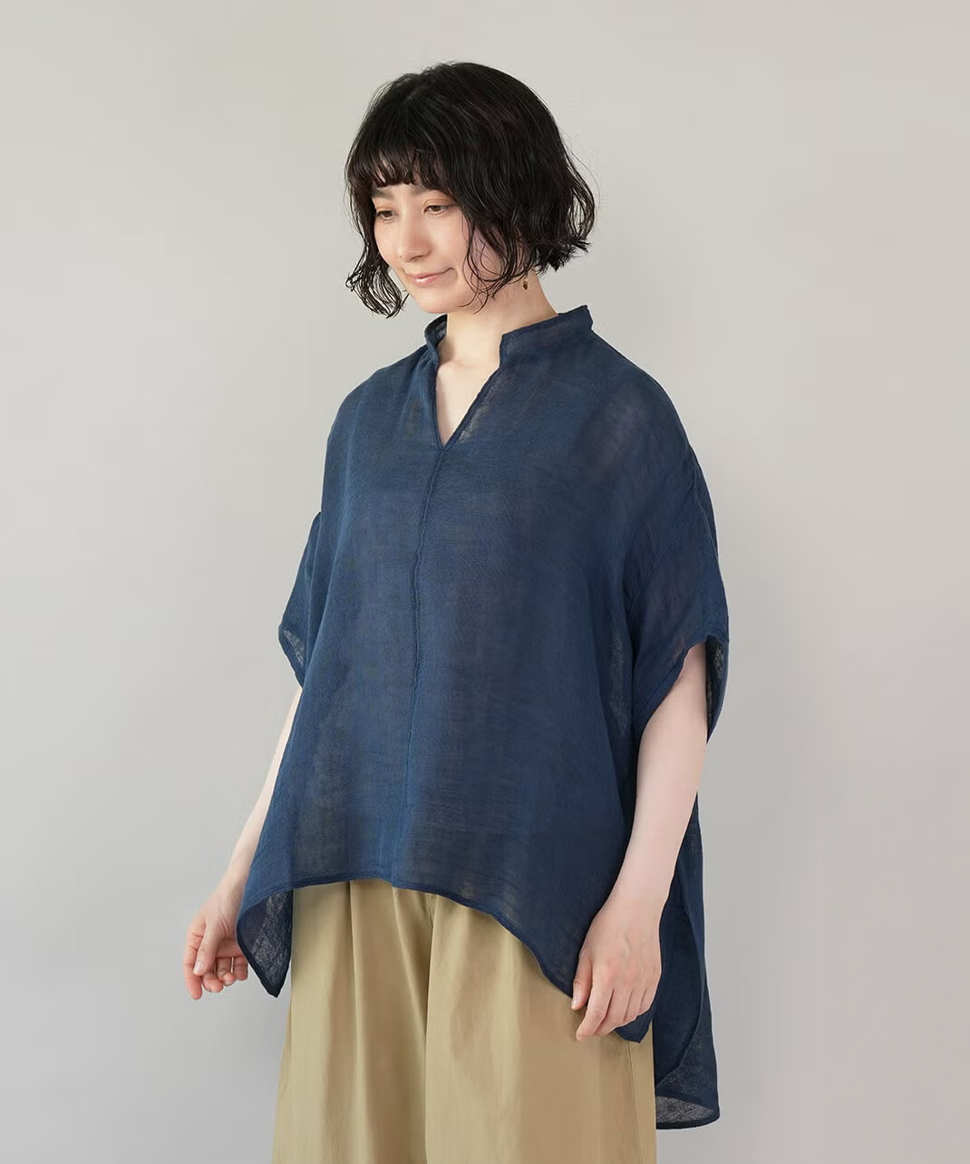 首もとが開きすぎない上品なデザイン