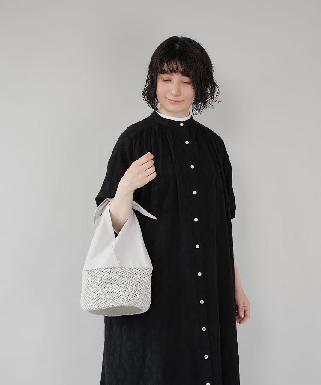短めに結ぶと手持ちかばんに。