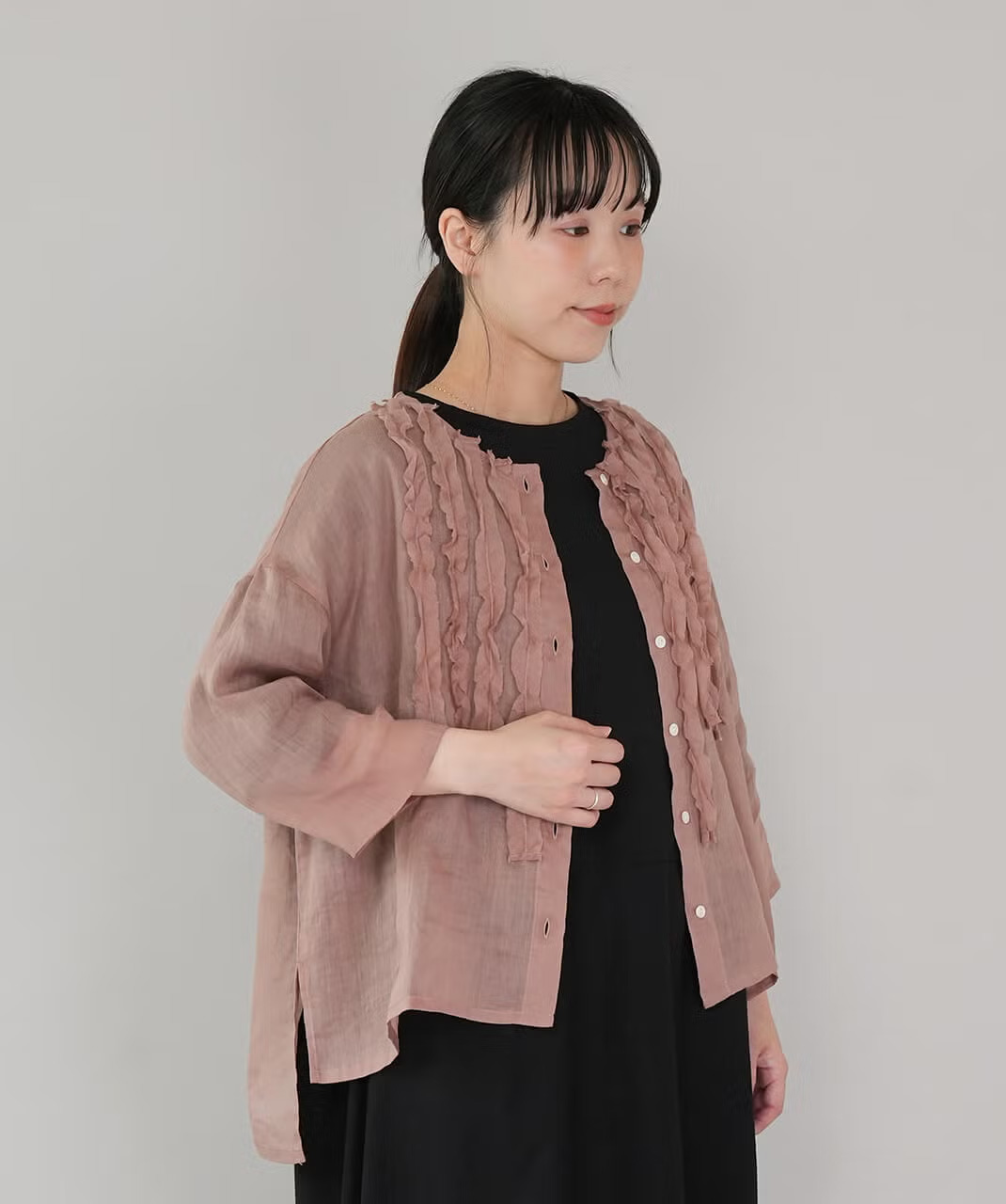 ボタンを開けると羽織りとして。