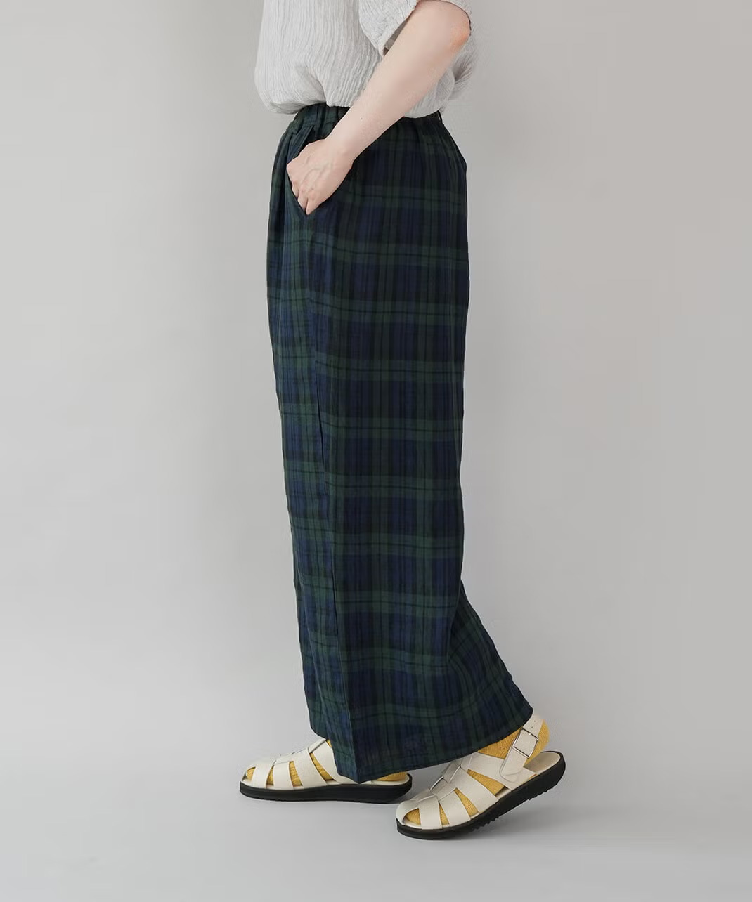 裾に向かってまっすぐ落ちるストレートラインがすっきりした印象
