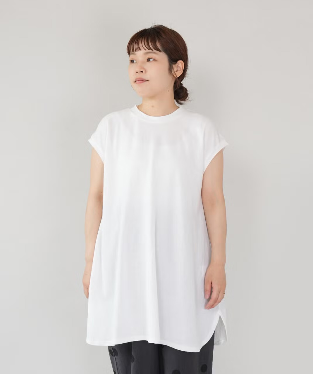 肩まわりをやさしく覆うフレンチスリーブデザイン