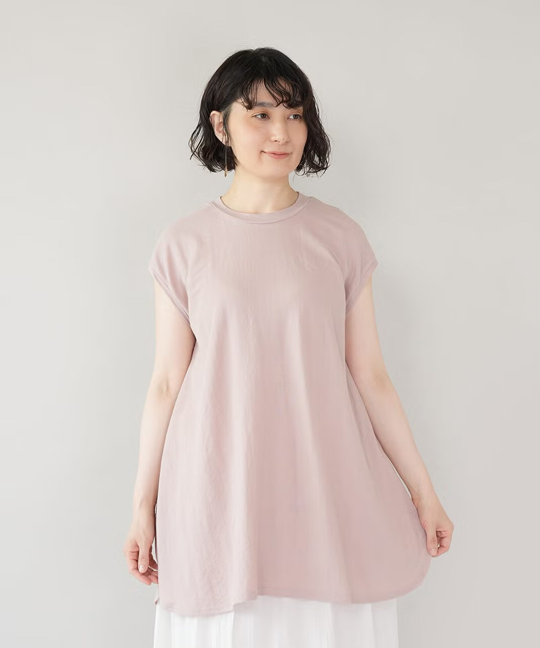 自然な動きのあるフレアチュニックシルエット