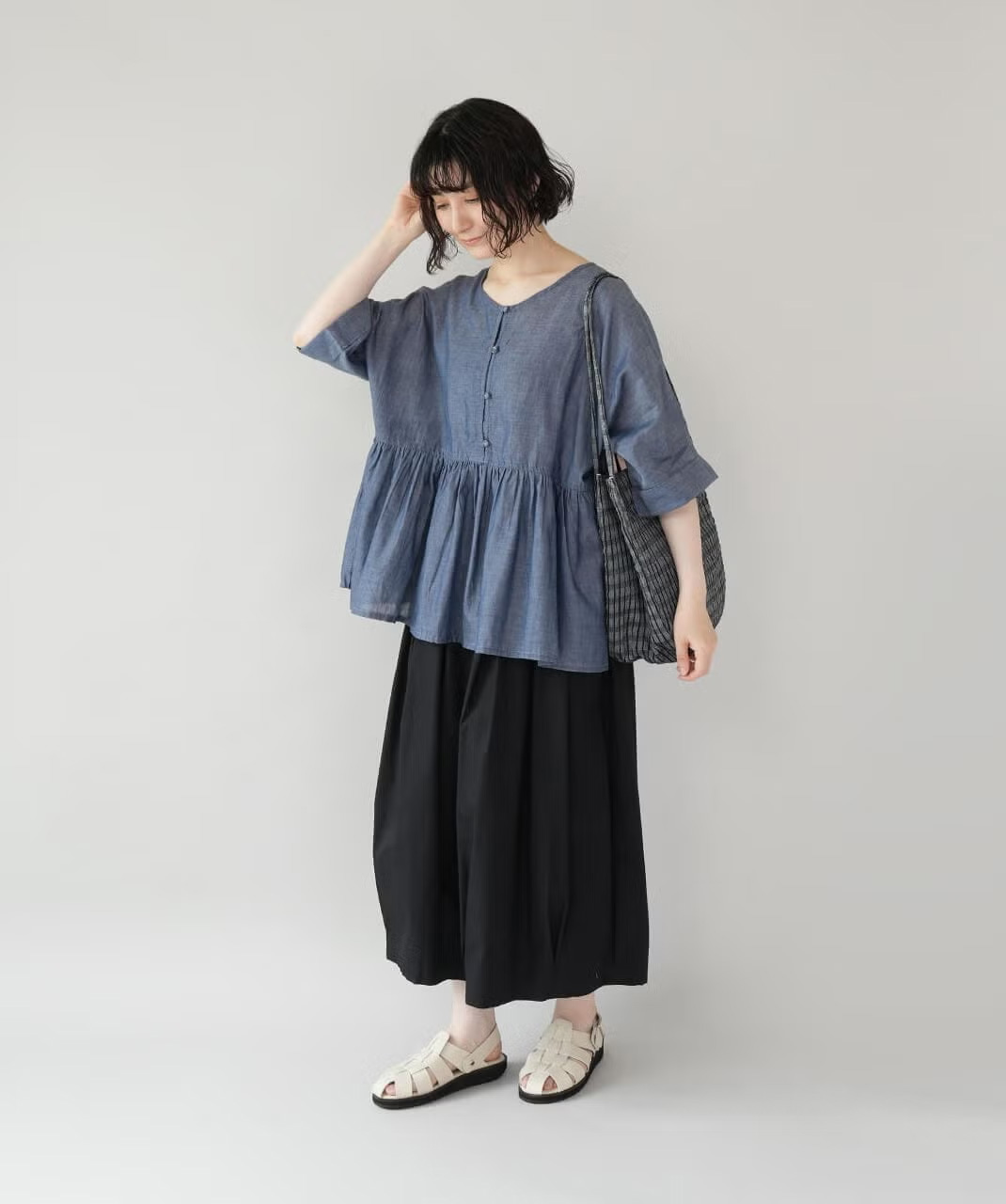 パンツに合わせたコットンシャンブレーの2WAYギャザープルオーバー