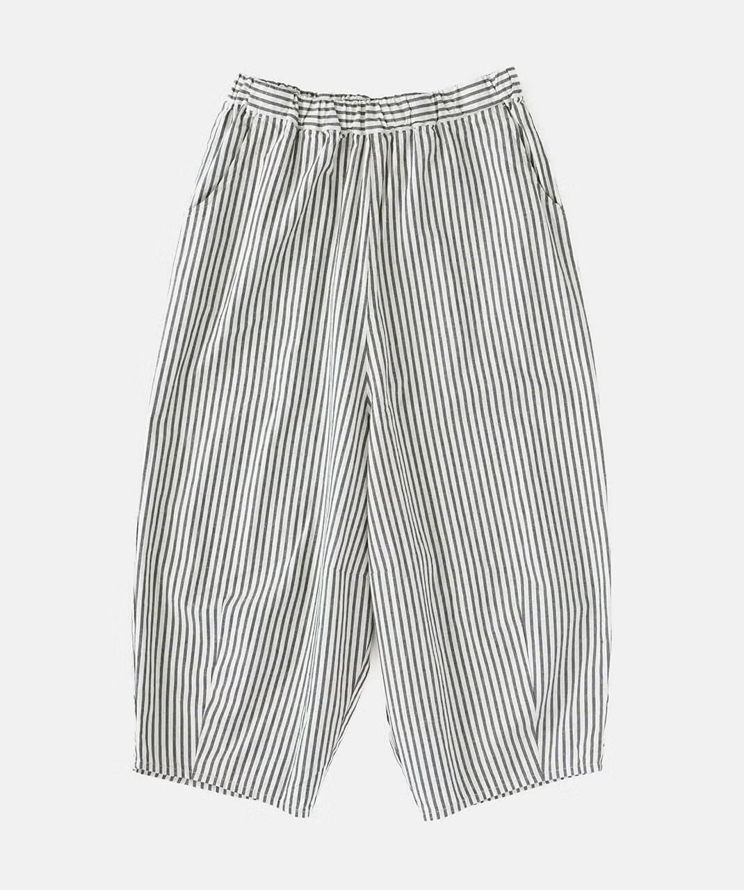 裾にダーツを施したコクーンシルエットのサルエルパンツ