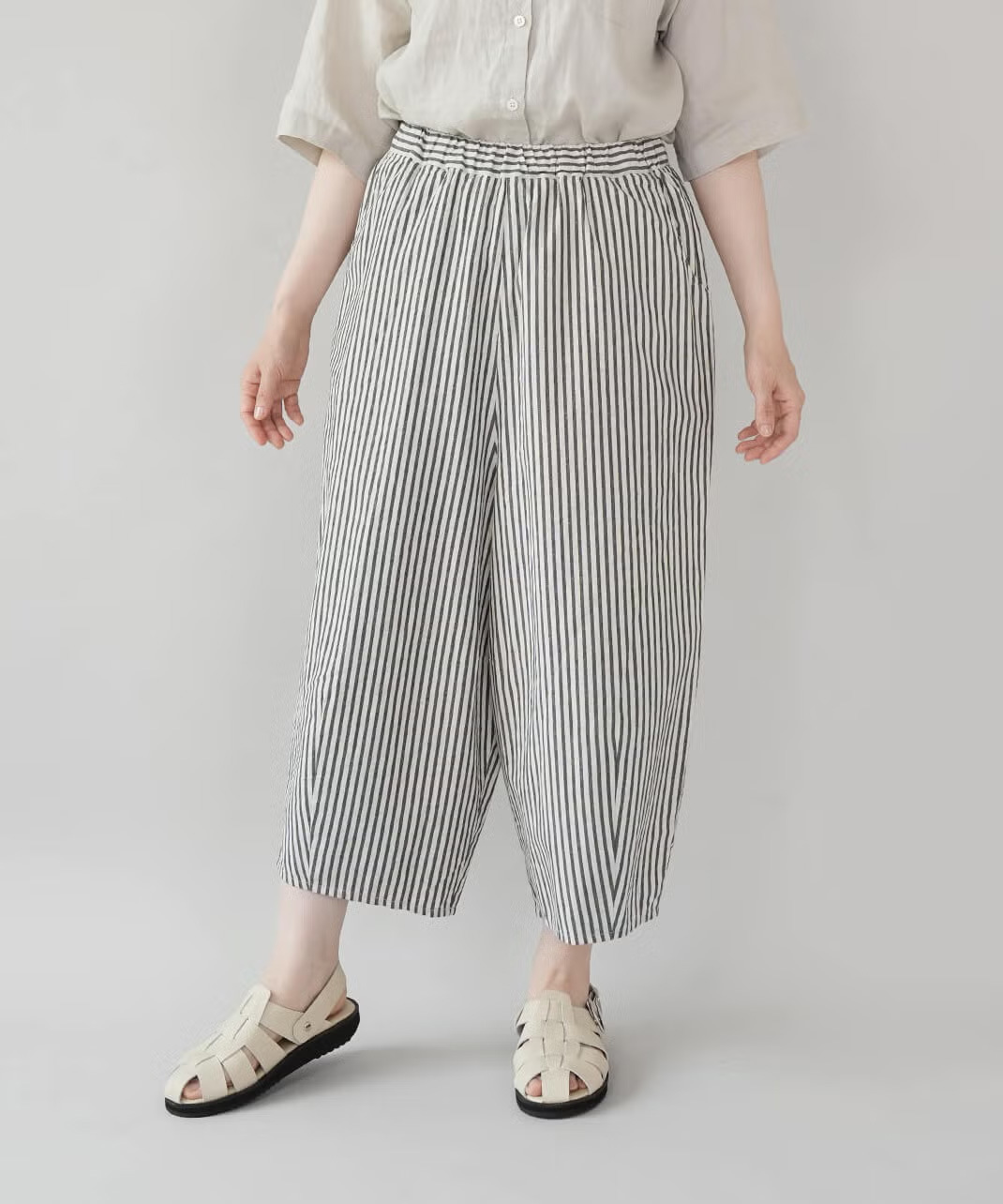 短め丈で足元のおしゃれを楽しめるストライプのサルエルパンツ