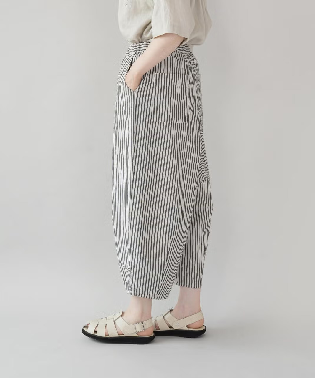 ドット柄の丸みのあるコクーンサルエルパンツ