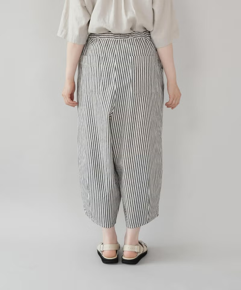 ゆとりのあるサルエルパンツのシルエット