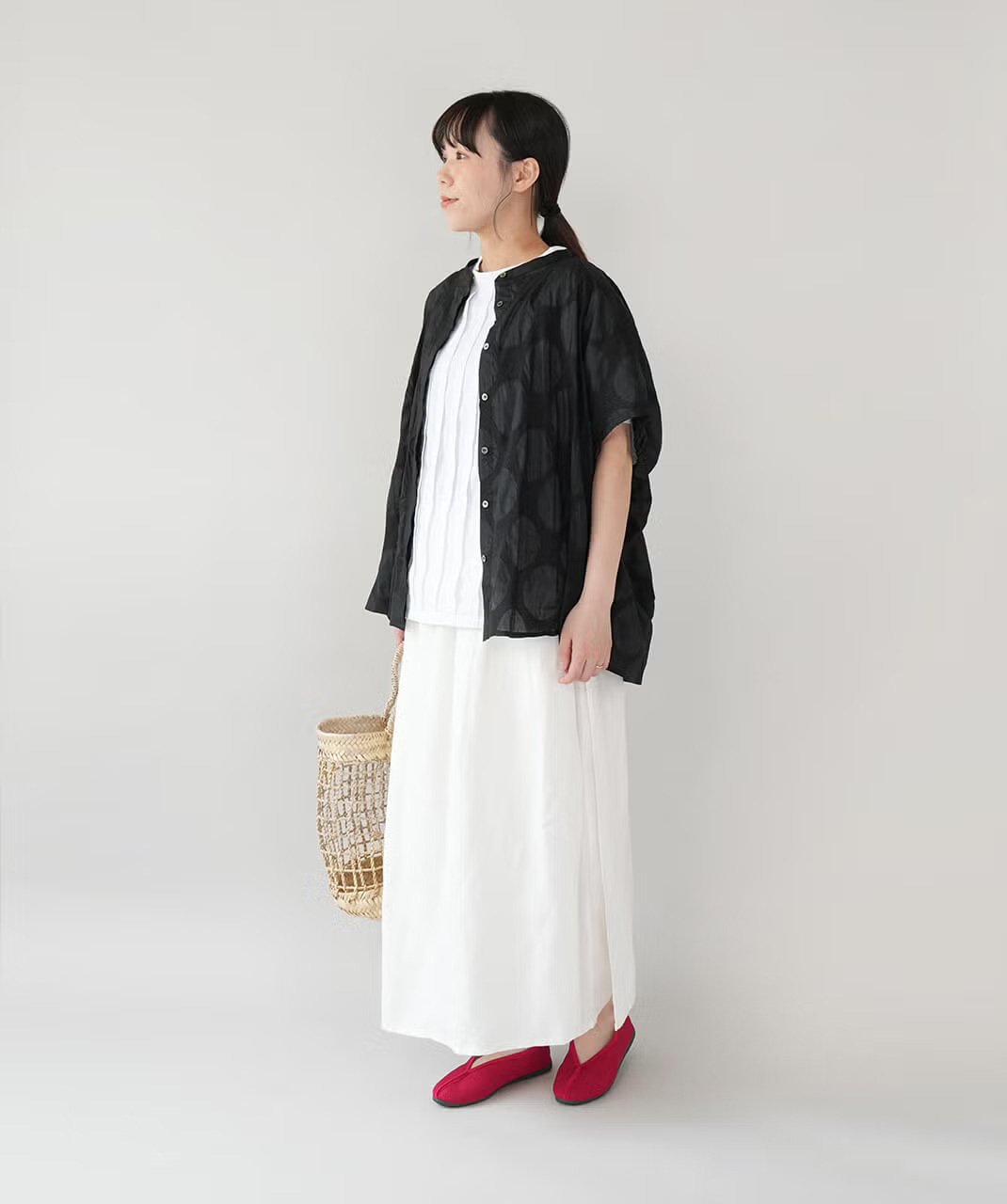 前を開けて軽い羽織りとして使えるブラックのシアードットブラウス