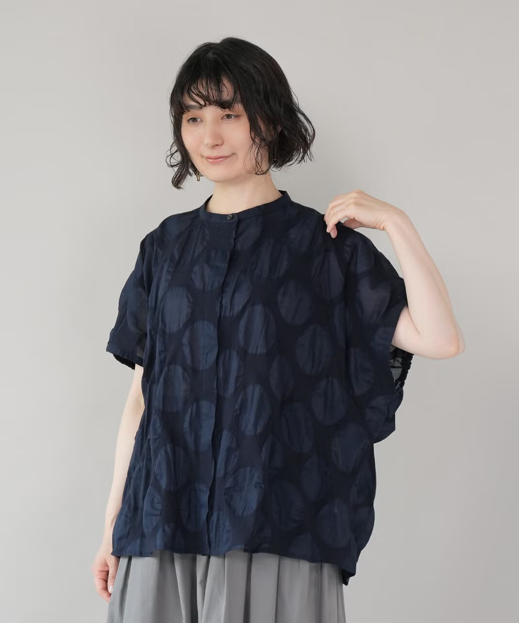 ゆったりとしたドルマンスリーブのシアードットブラウス