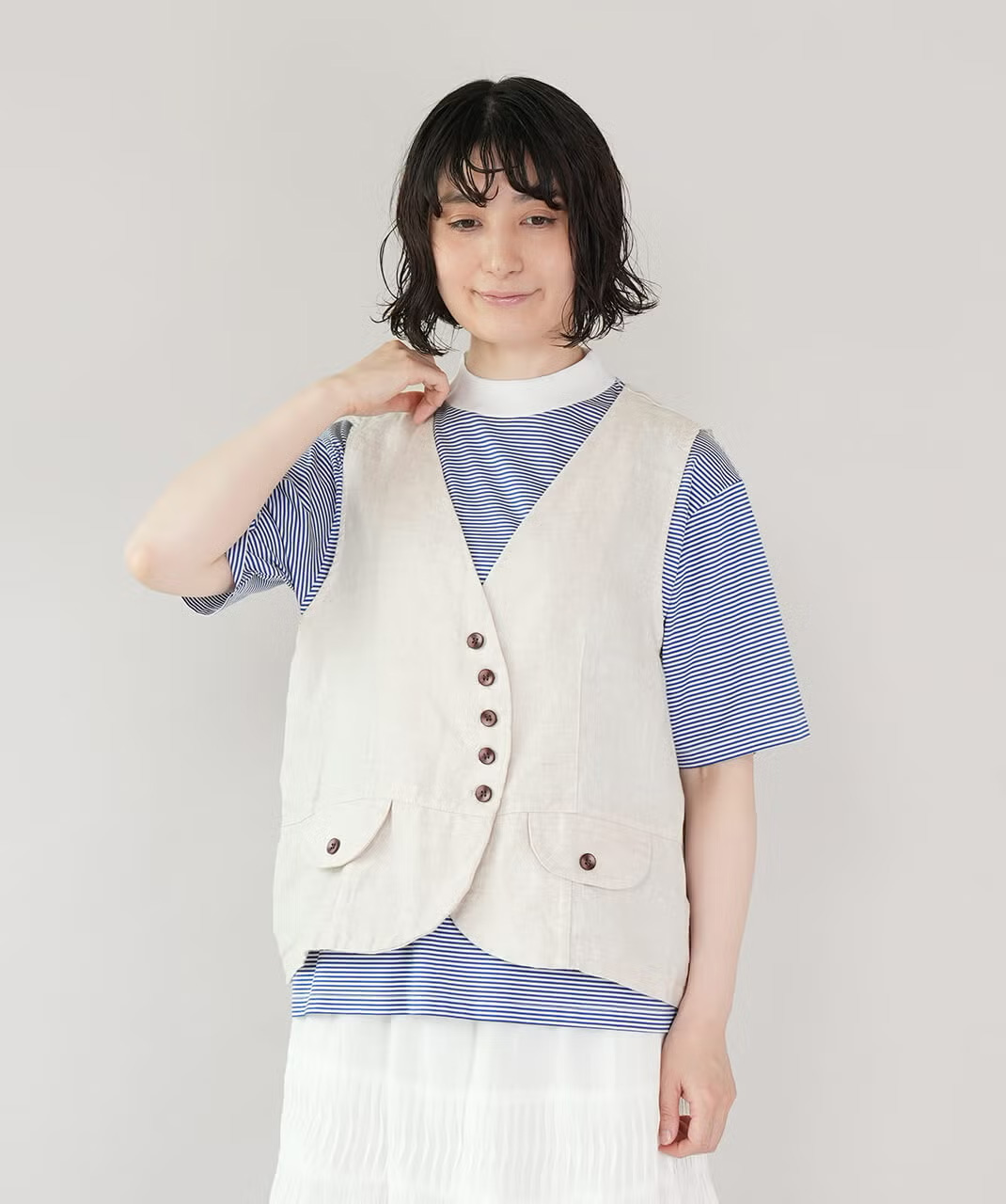 首元をすっきり見せる深すぎないVネックベスト