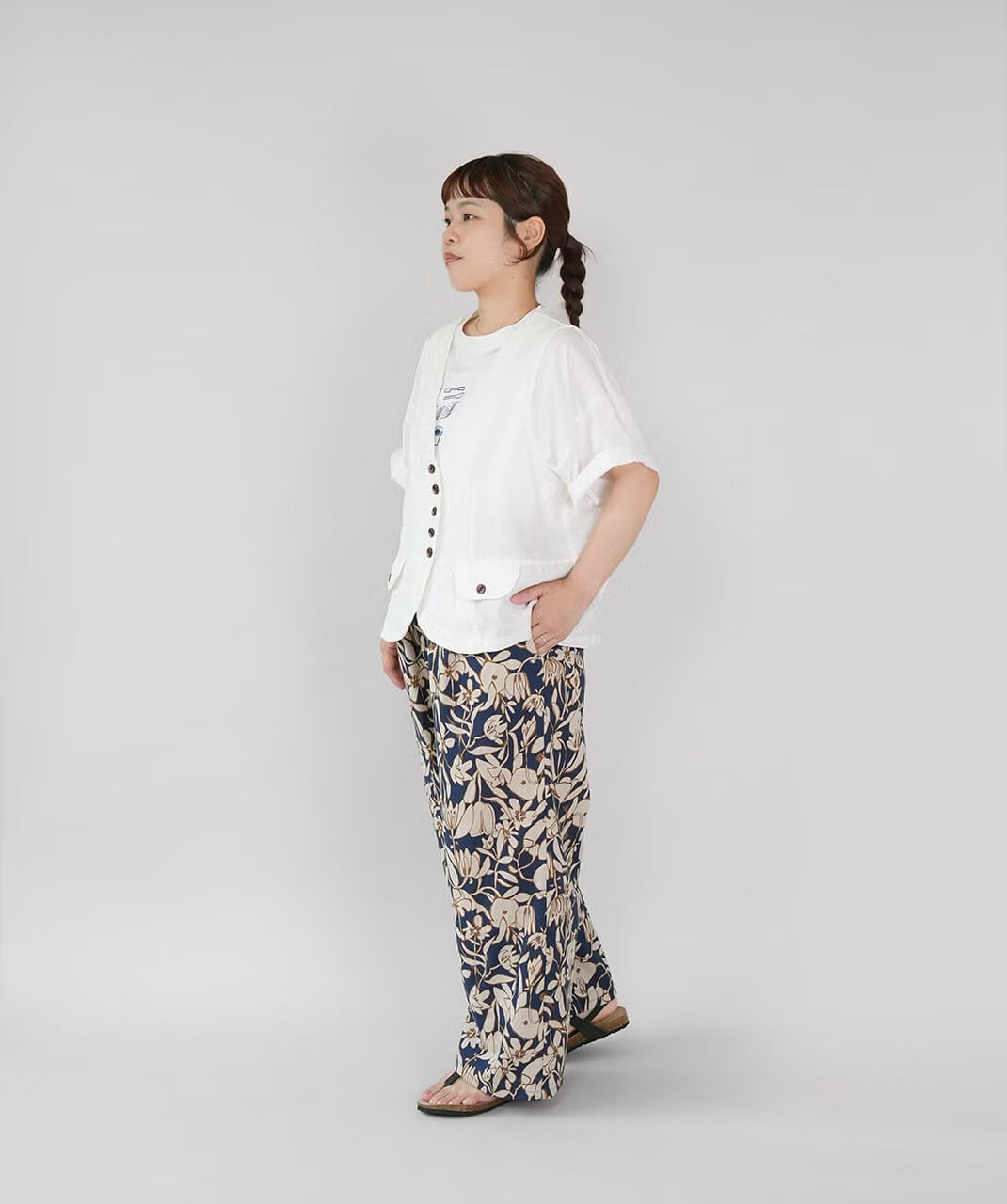 Tシャツに重ねたホワイトのリネンVネックベスト