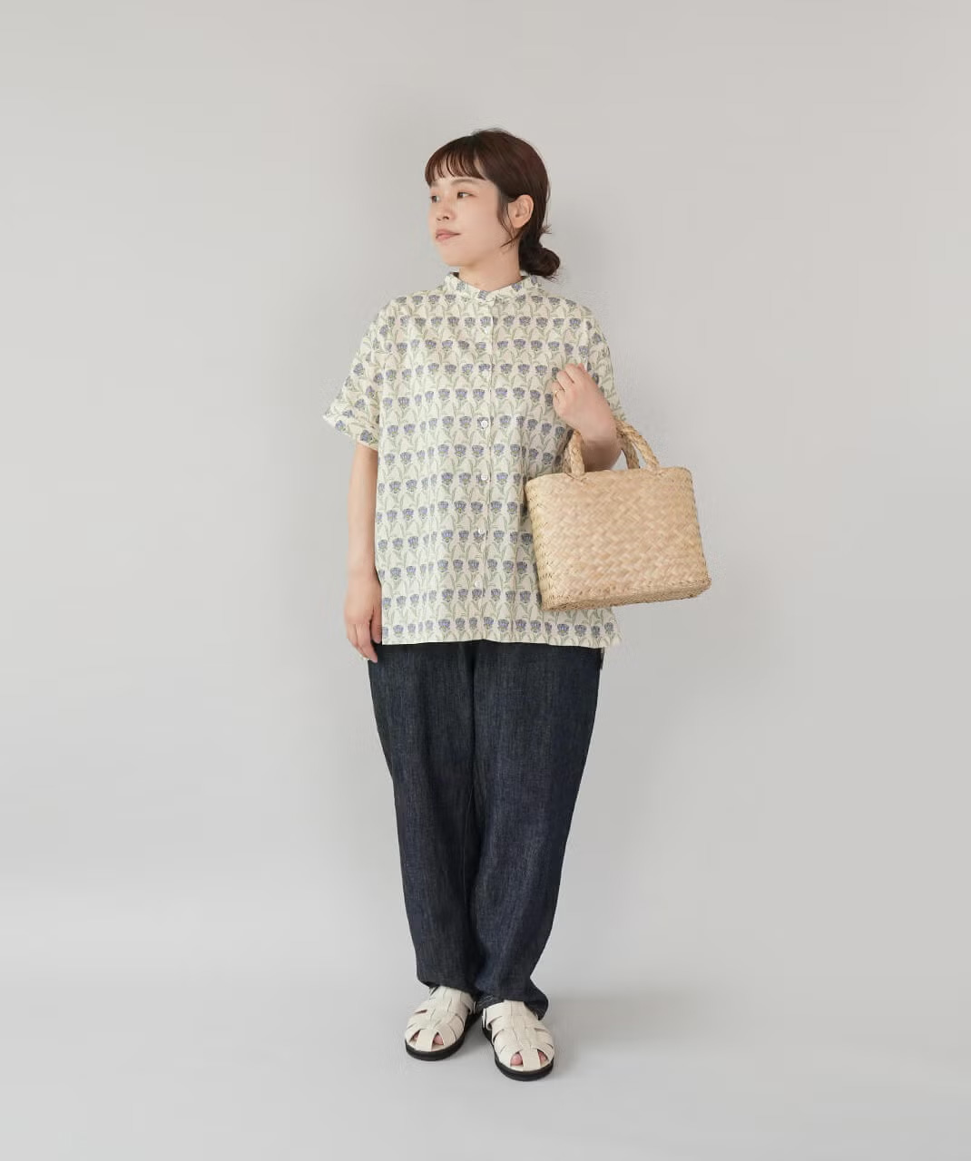夏の装いに軽やかさを添えるシーグラスのかごバッグ