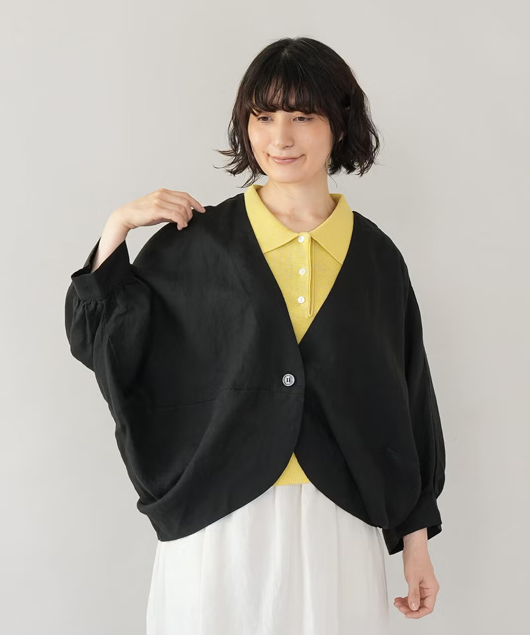 首元をすっきり見せるVネックのリネンボレロジャケット