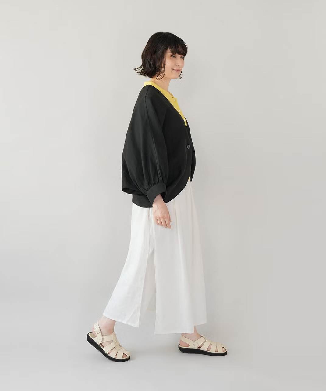 コーディネートにさりげない個性を添えるカーブボレロジャケット