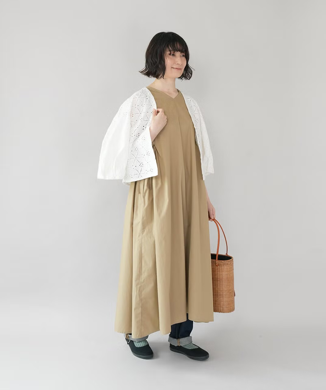季節に合わせた重ね着を楽しめるベージュのギャザーワンピース