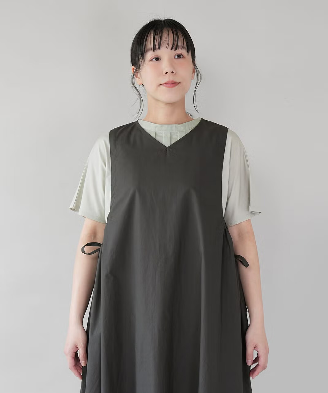 顔まわりをすっきり見せるVネックのギャザーワンピース
