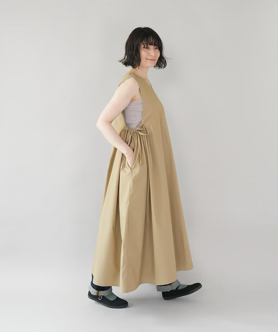 横から見た自然な広がりのあるギャザーワンピース