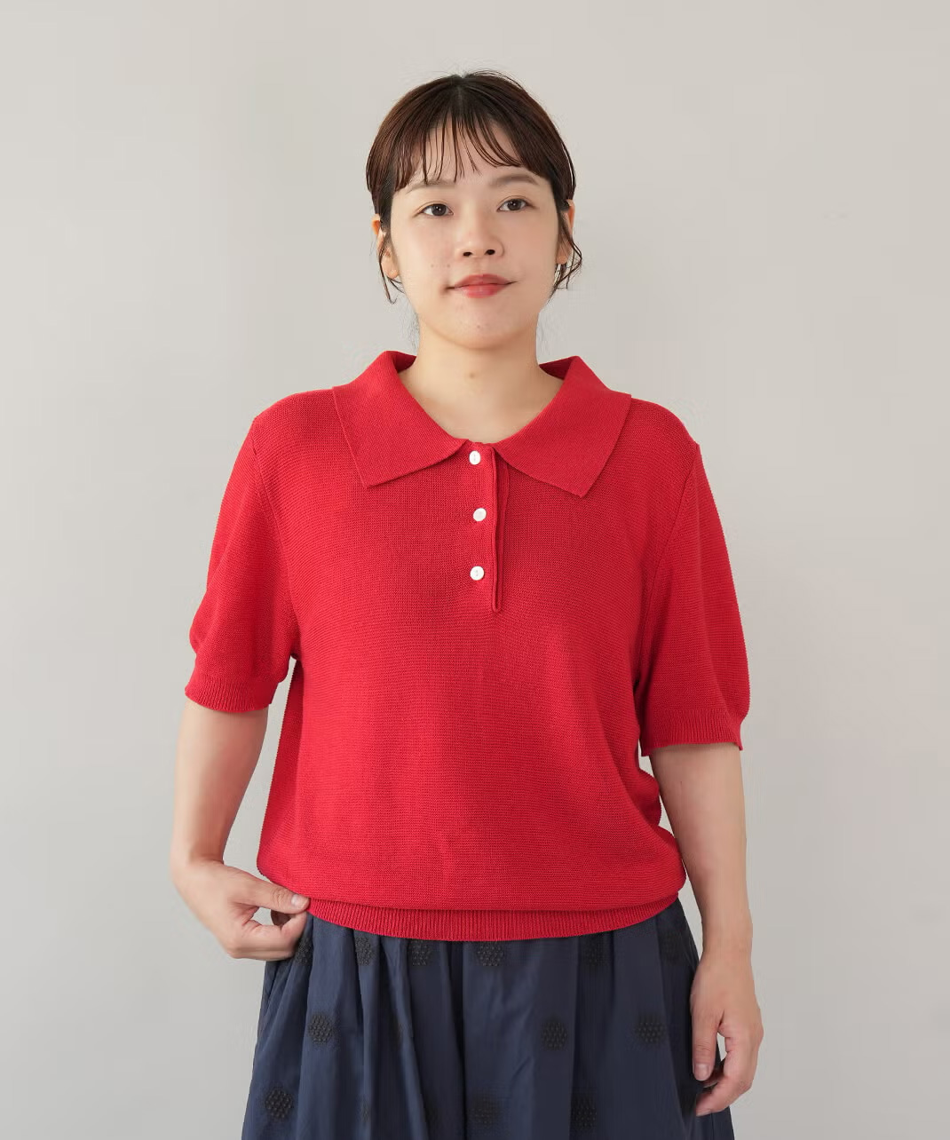 大きめのポロ襟が印象的なデザイン
