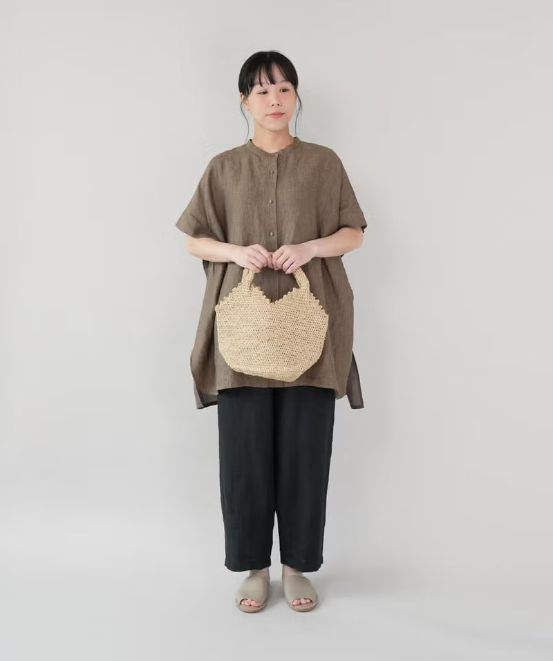 ラフィアクロッシェバッグを合わせた春夏の装い