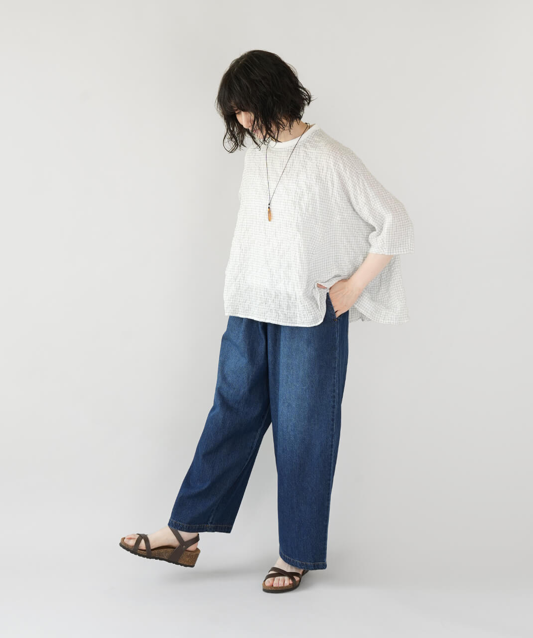 コットンリネンのタックワイドパンツ ネイビー　コーデ