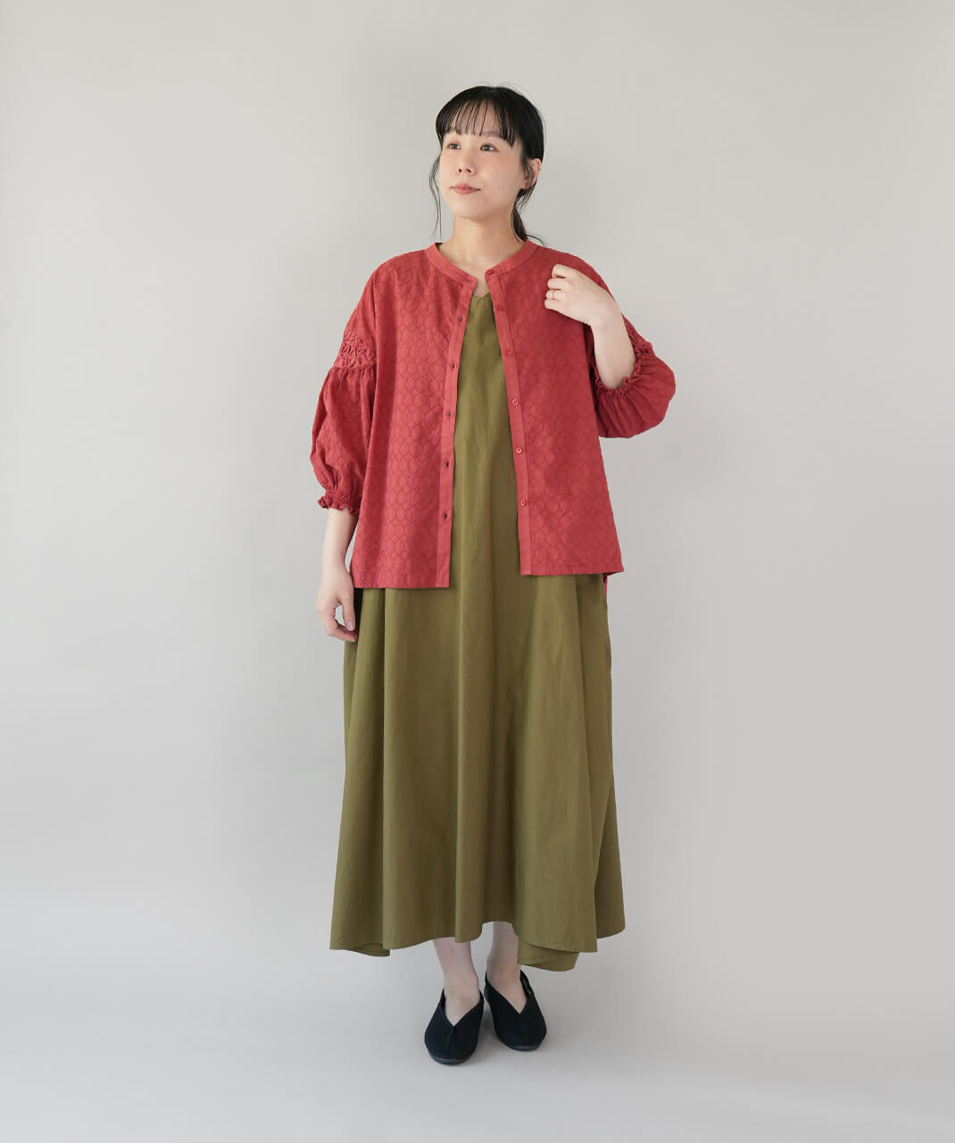 サークル刺繍のバルーン袖ブラウス ブリック　コーデ