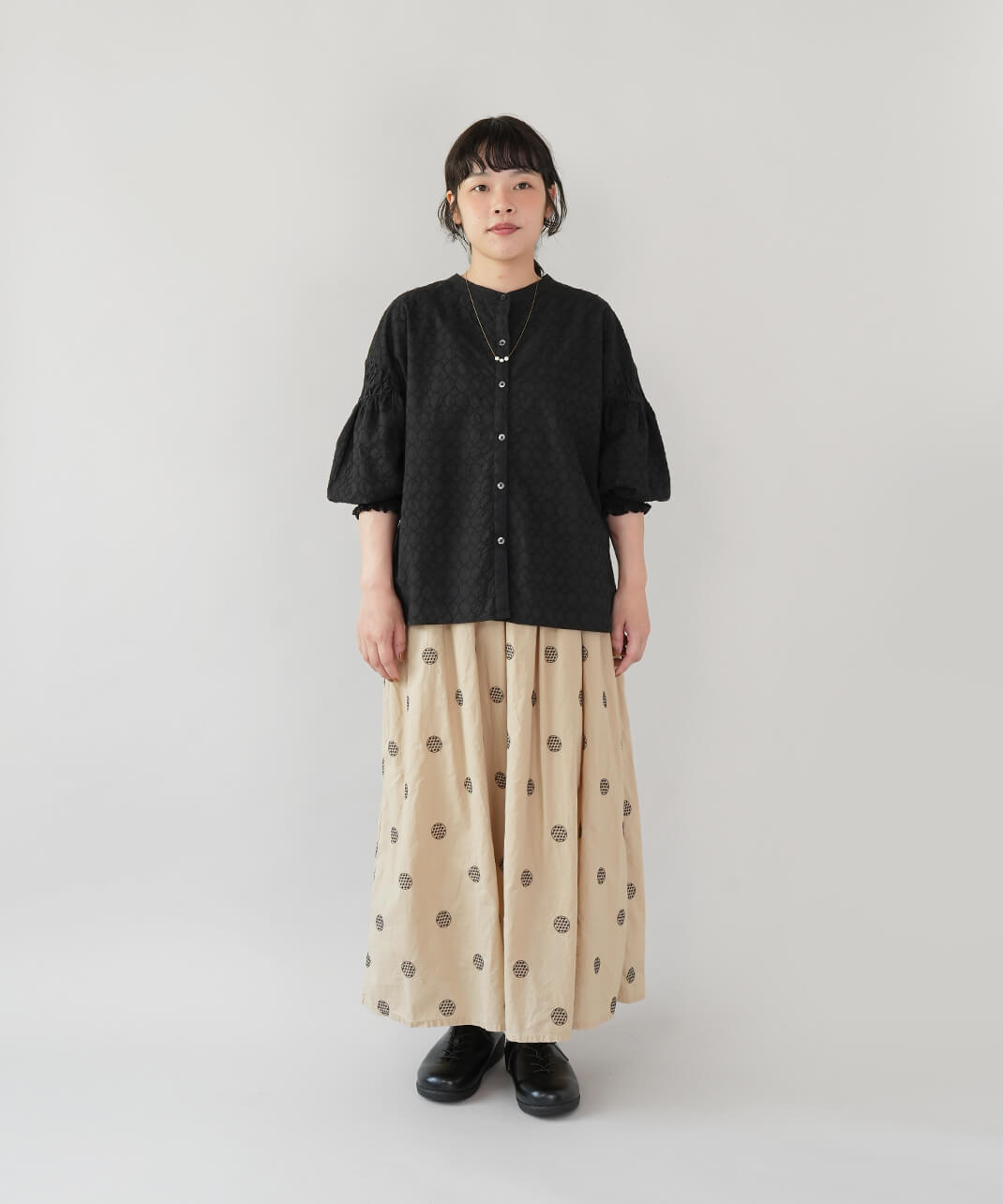 サークル刺繍のバルーン袖ブラウス ブラック　コーデ