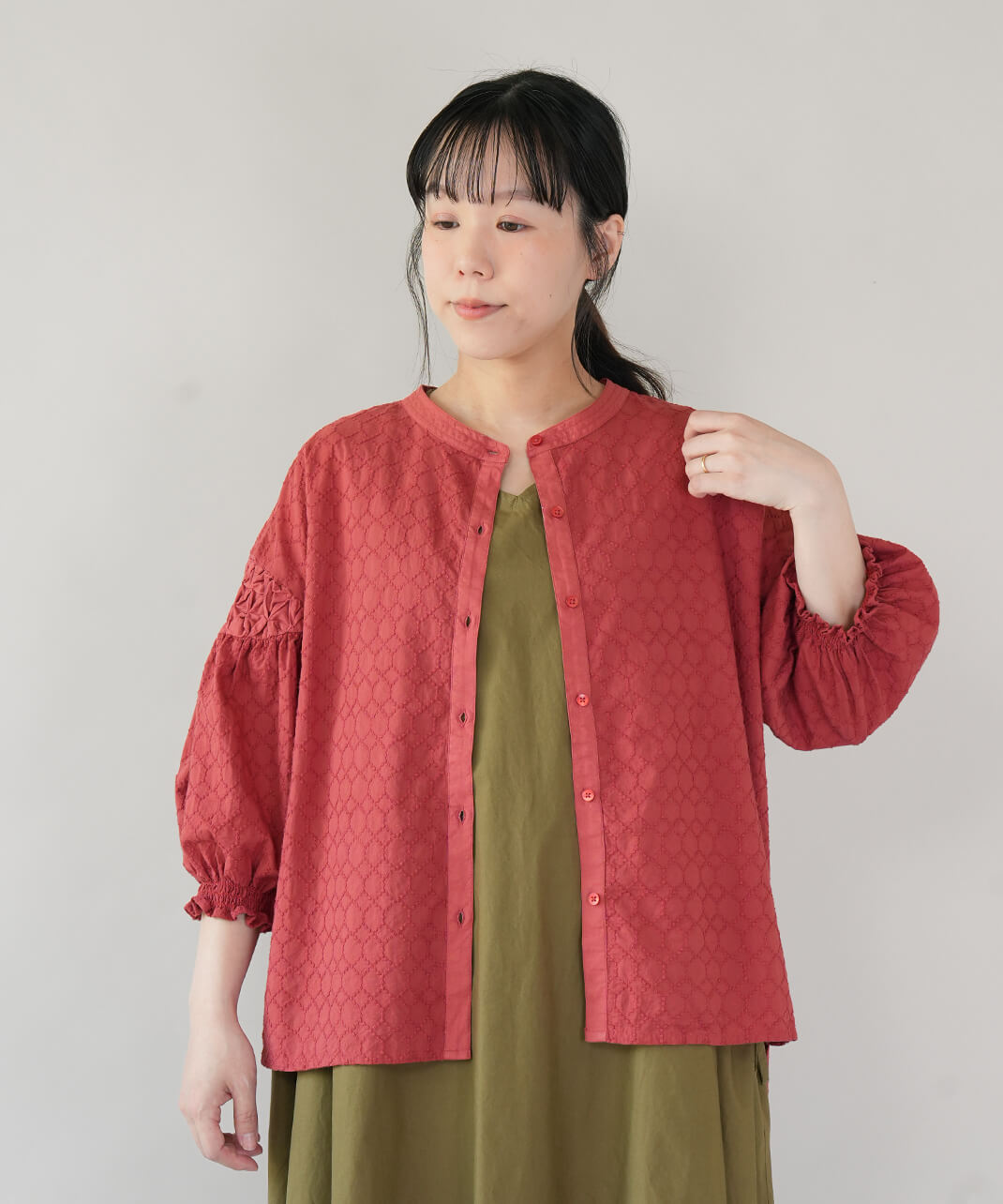 サークル刺繍のバルーン袖ブラウス ブリック　コーデ