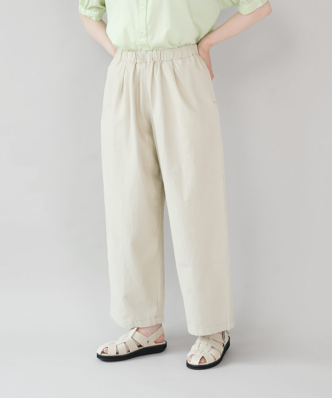 コットンリネンのタックワイドパンツ　ベージュ　ウエストゴム