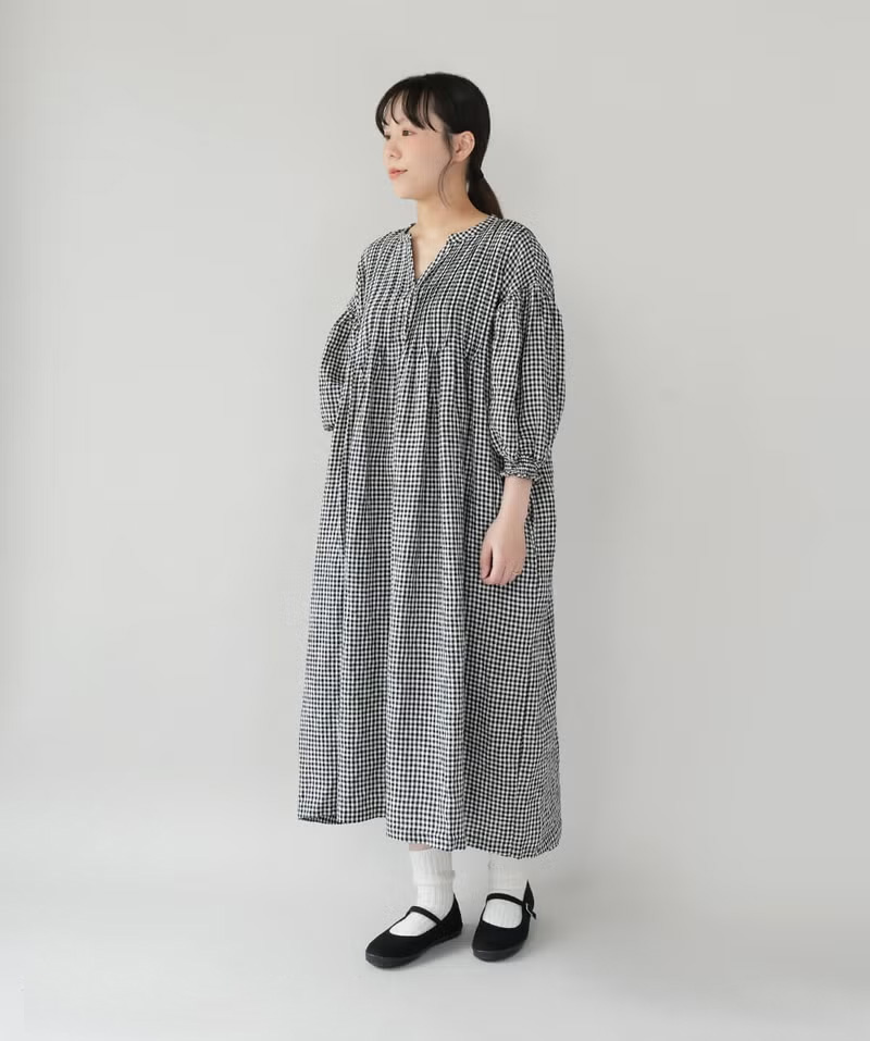 08Mab ヨーロピアンリネンのピンタックワンピース ギンガムチェック ブラック