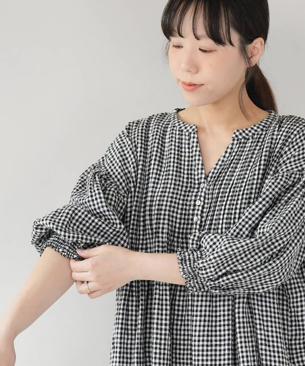 袖口のシャーリングと丸みのある上品なバルーンスリーブ