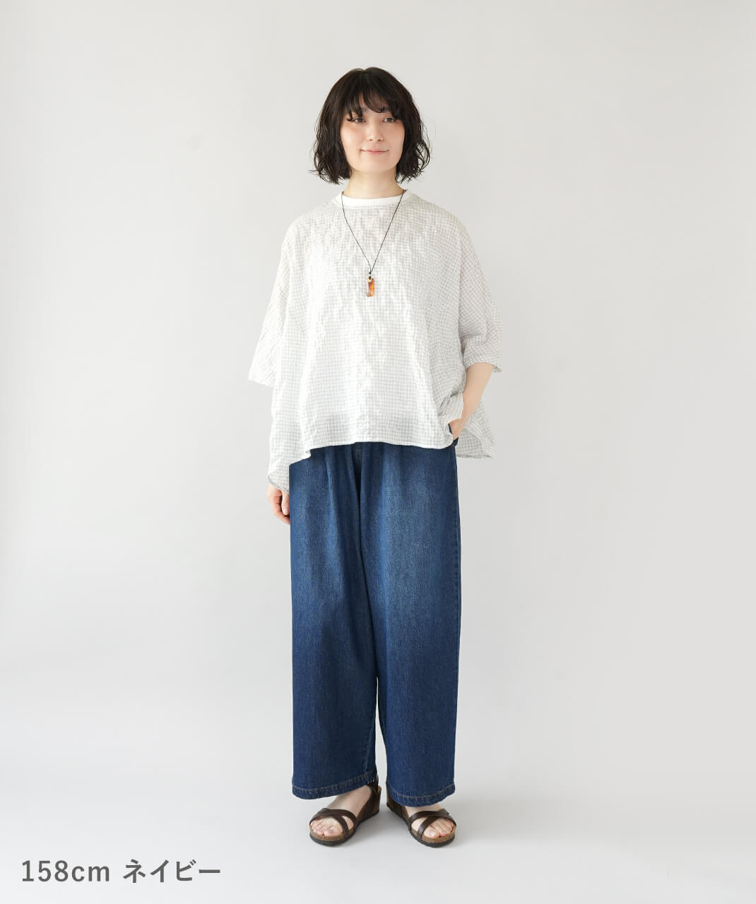 コットンリネンのタックワイドパンツ ネイビー　コーデ