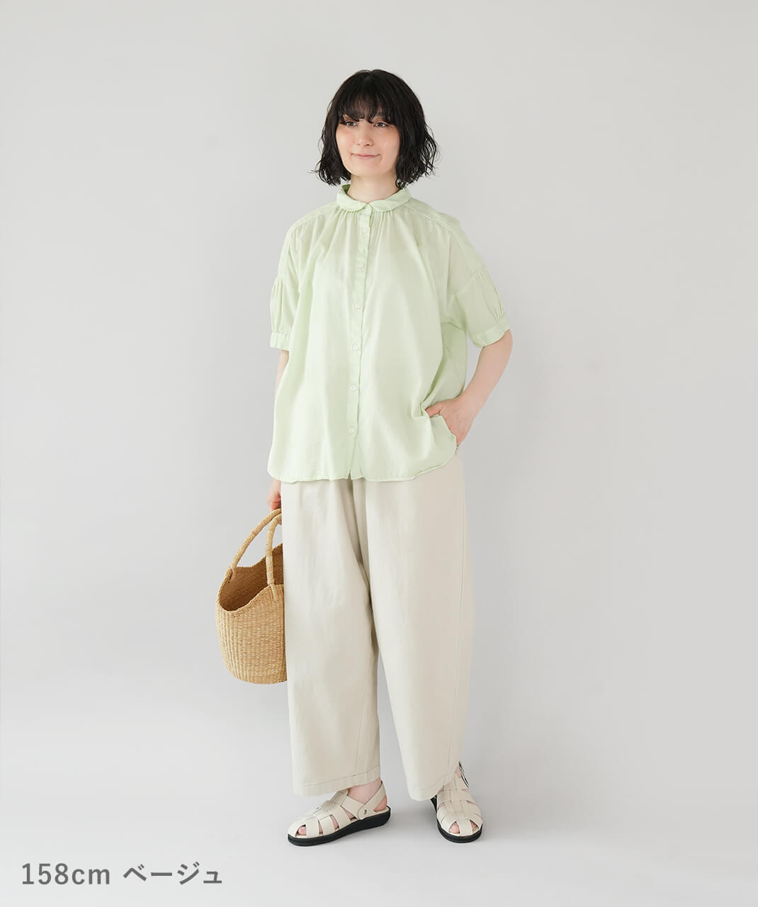 コットンリネンのタックワイドパンツ ベージュ　コーデ