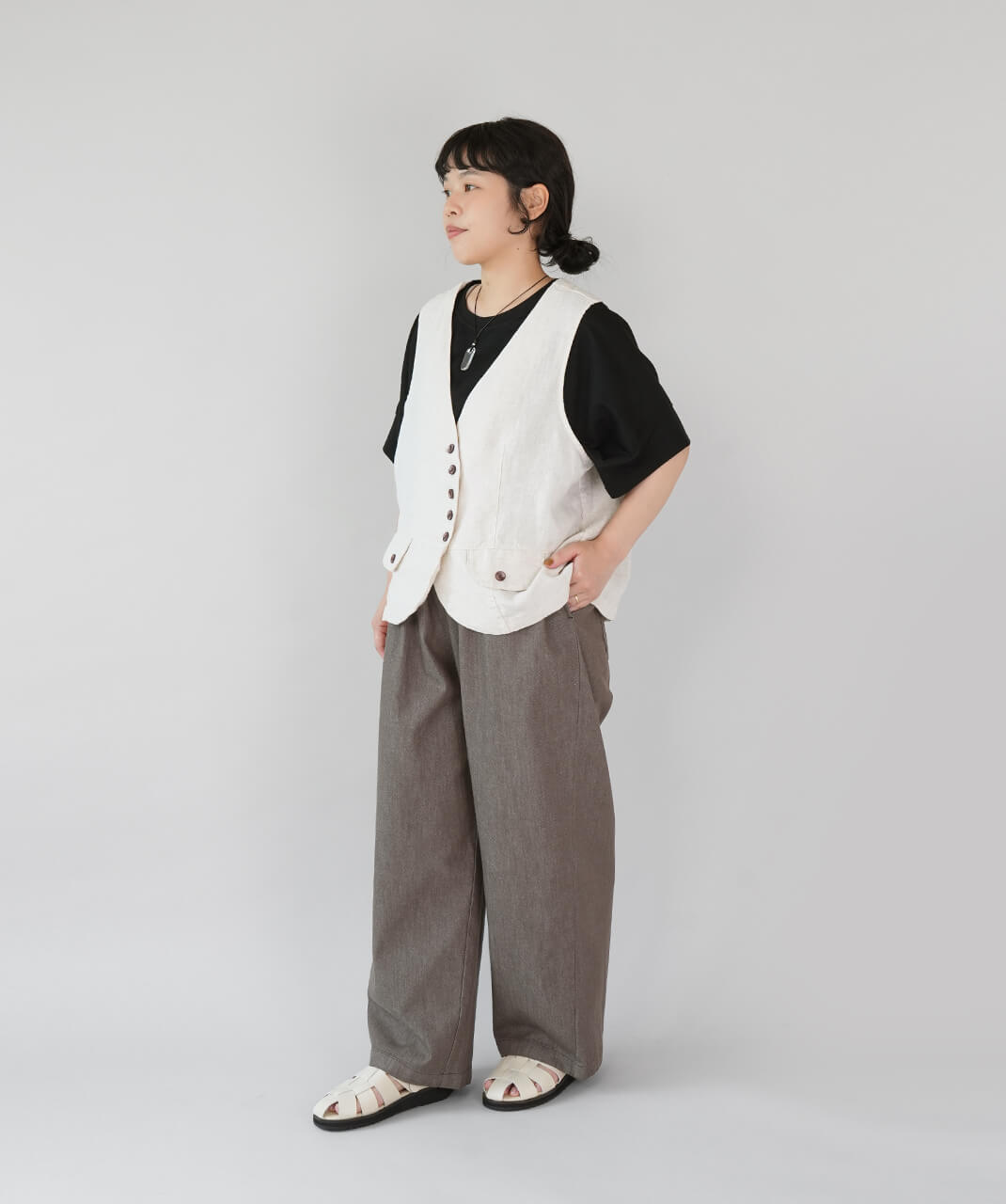コットンリネンのタックワイドパンツ ベージュ　コーデ