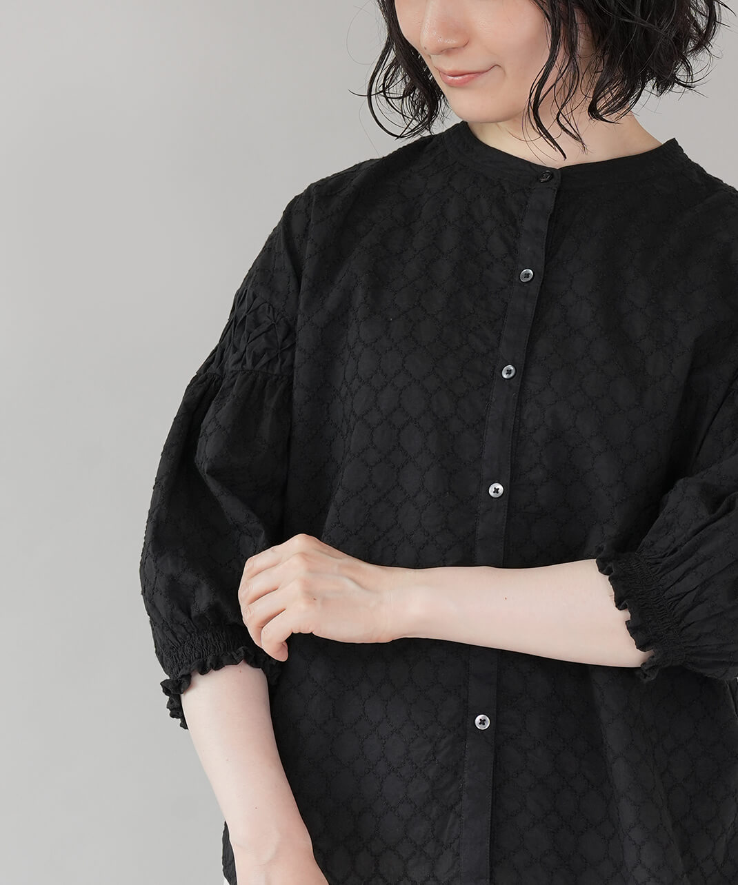 サークル刺繍のバルーン袖ブラウス ブラック　袖