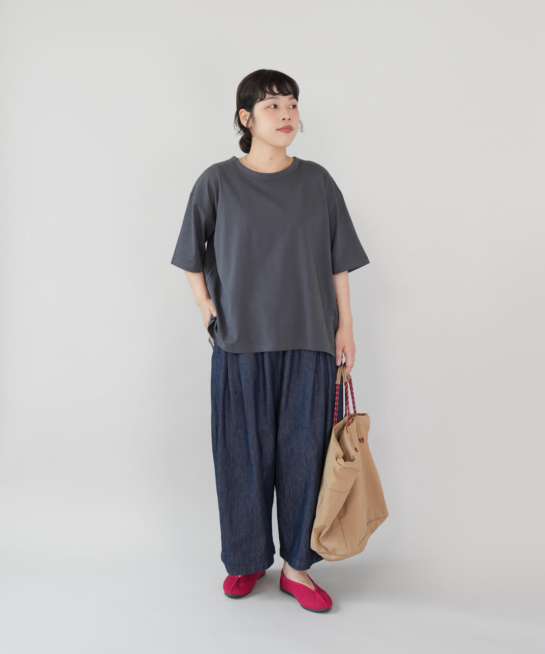 接触冷感のバックタックTシャツ　チャコール　コーデ