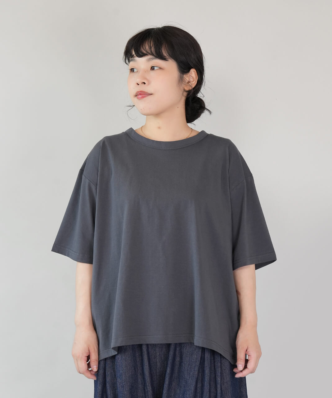 接触冷感のバックタックTシャツ　チャコール