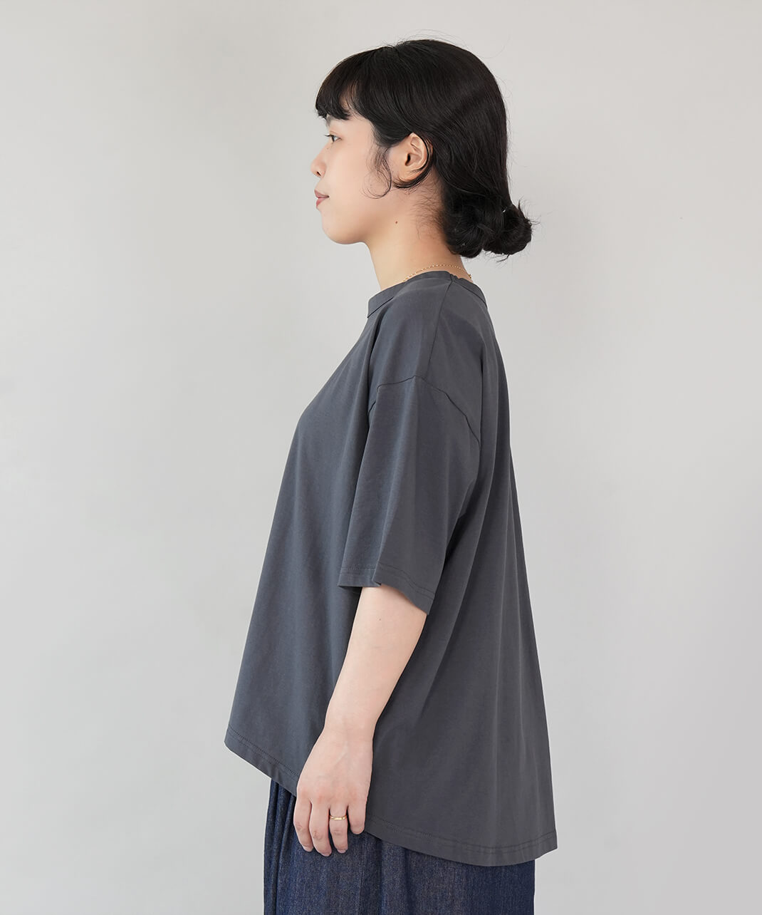 接触冷感のバックタックTシャツ　チャコール