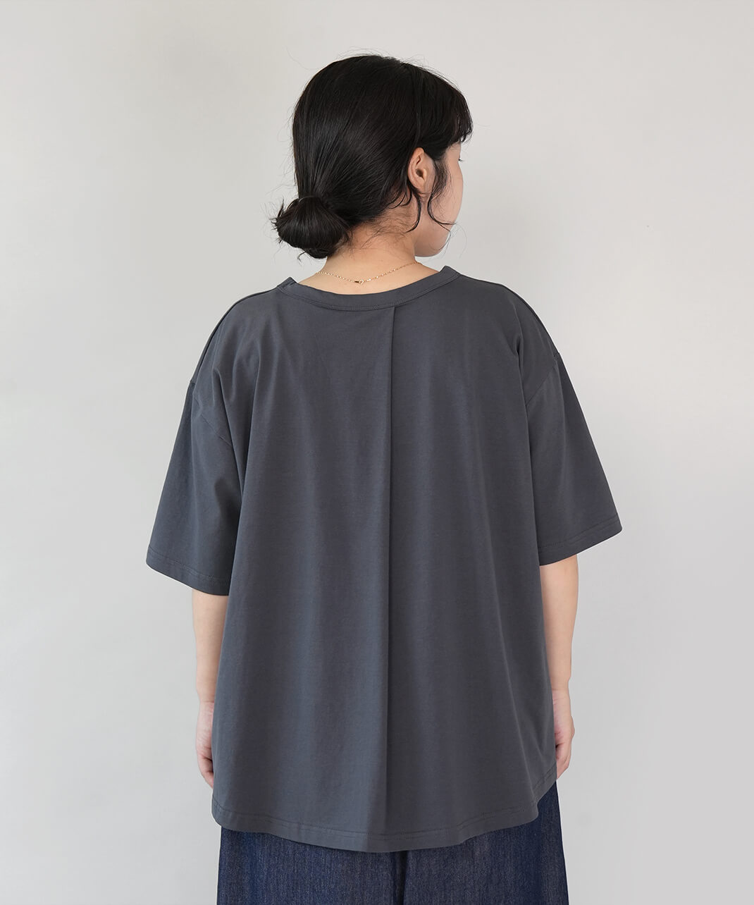 接触冷感のバックタックTシャツ　チャコール