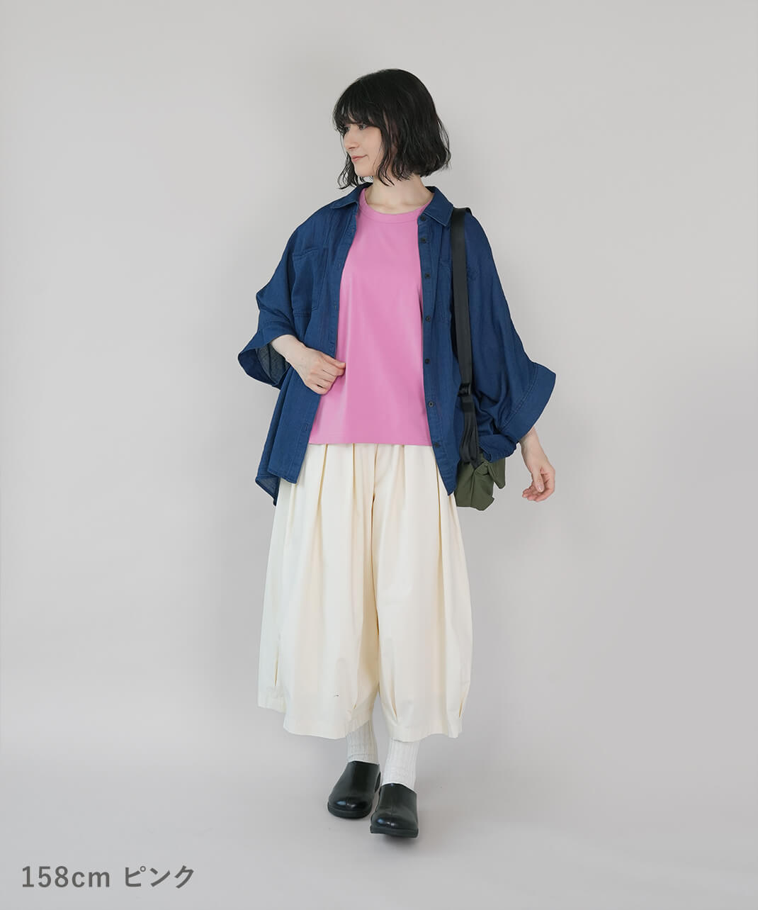接触冷感のバックタックTシャツ　ピンク　コーデ