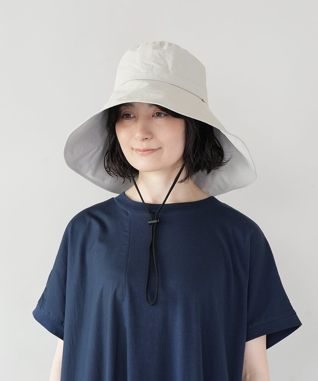 つばを広げたシルエット