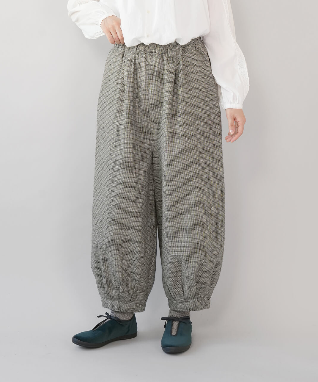 コットンリネンのタックボールパンツ カーキベージュ　着画