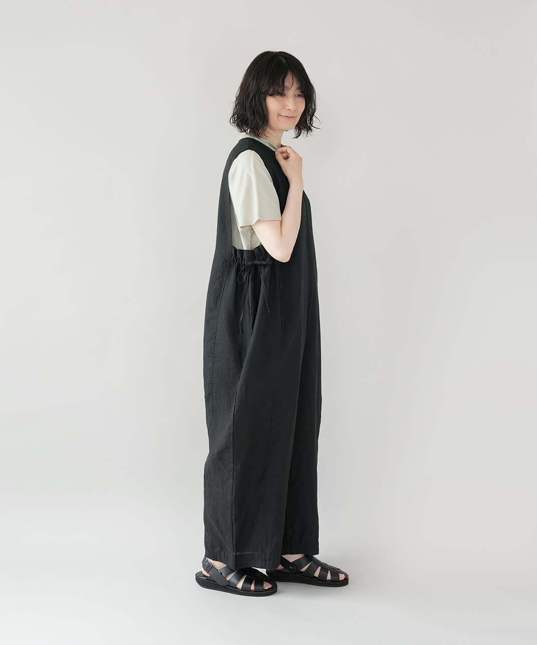 サイドリボンのリネンサロペット ブラック　コーデ