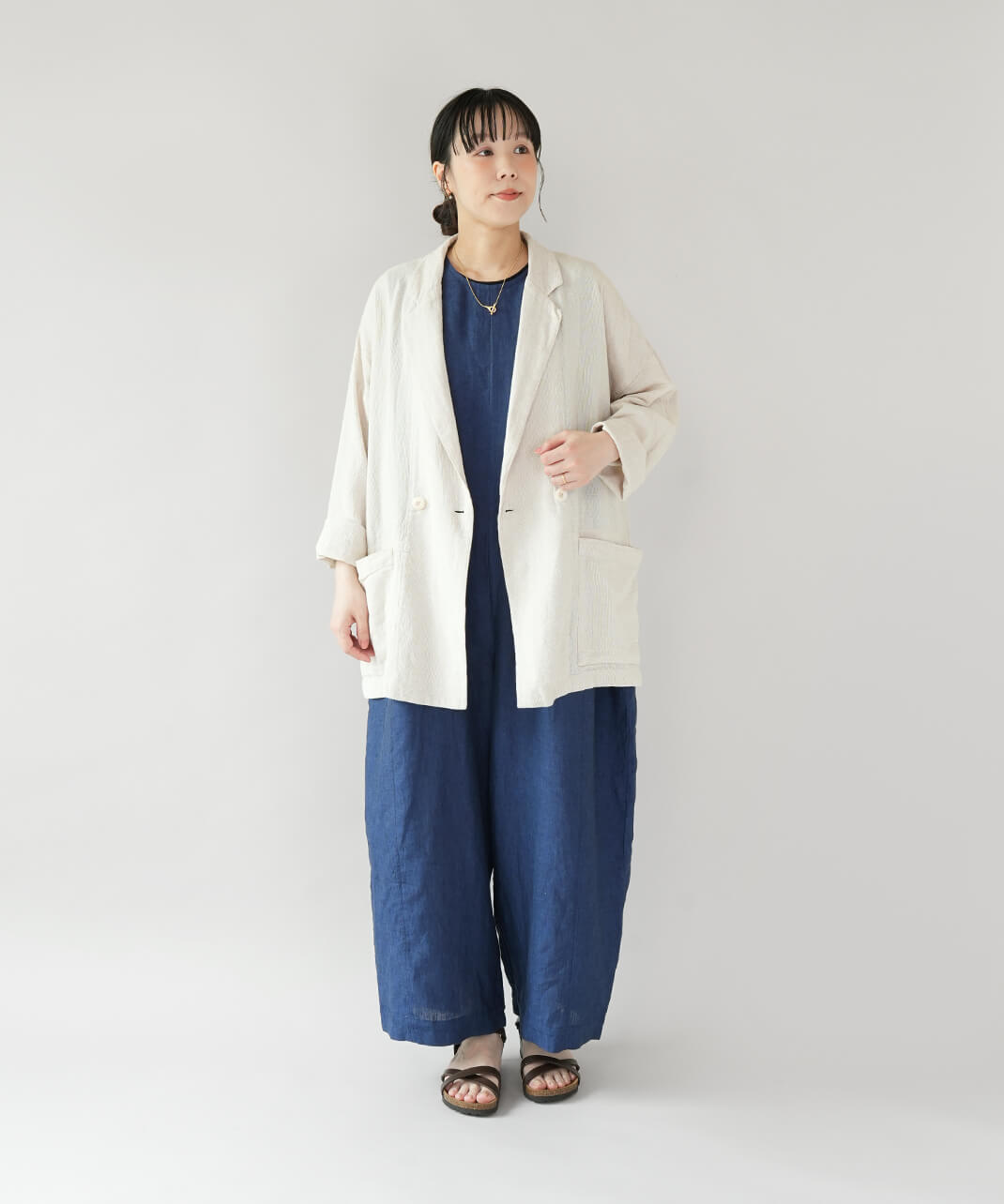 サイドリボンのリネンサロペット ネイビー　コーデ