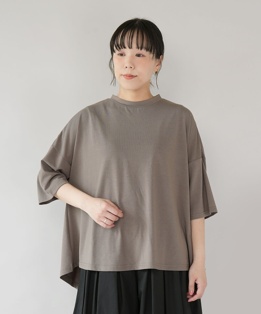 接触冷感のハイネックTシャツ　モカ　着画
