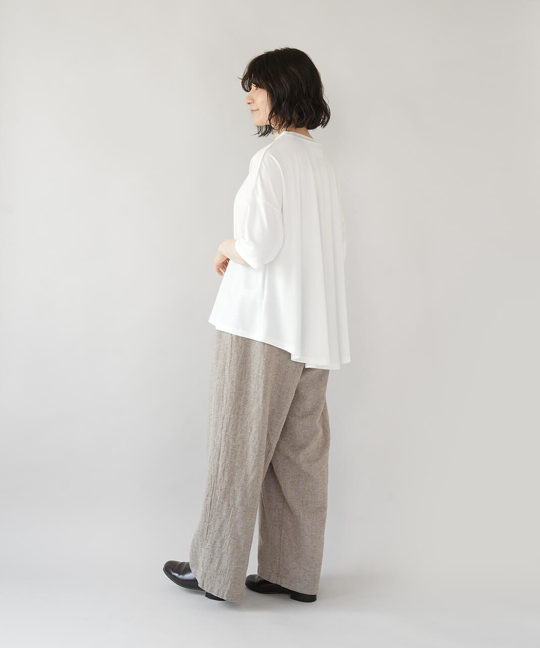 接触冷感のハイネックTシャツ　アイボリー　コーデ