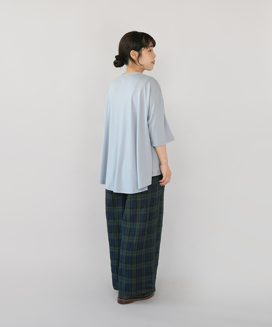 接触冷感のハイネックTシャツ　スカイブルー　コーデ