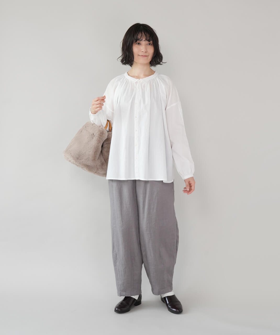 EARTH MADEバンブーハンドルのフェイクファートート　グレージュ　コーデ