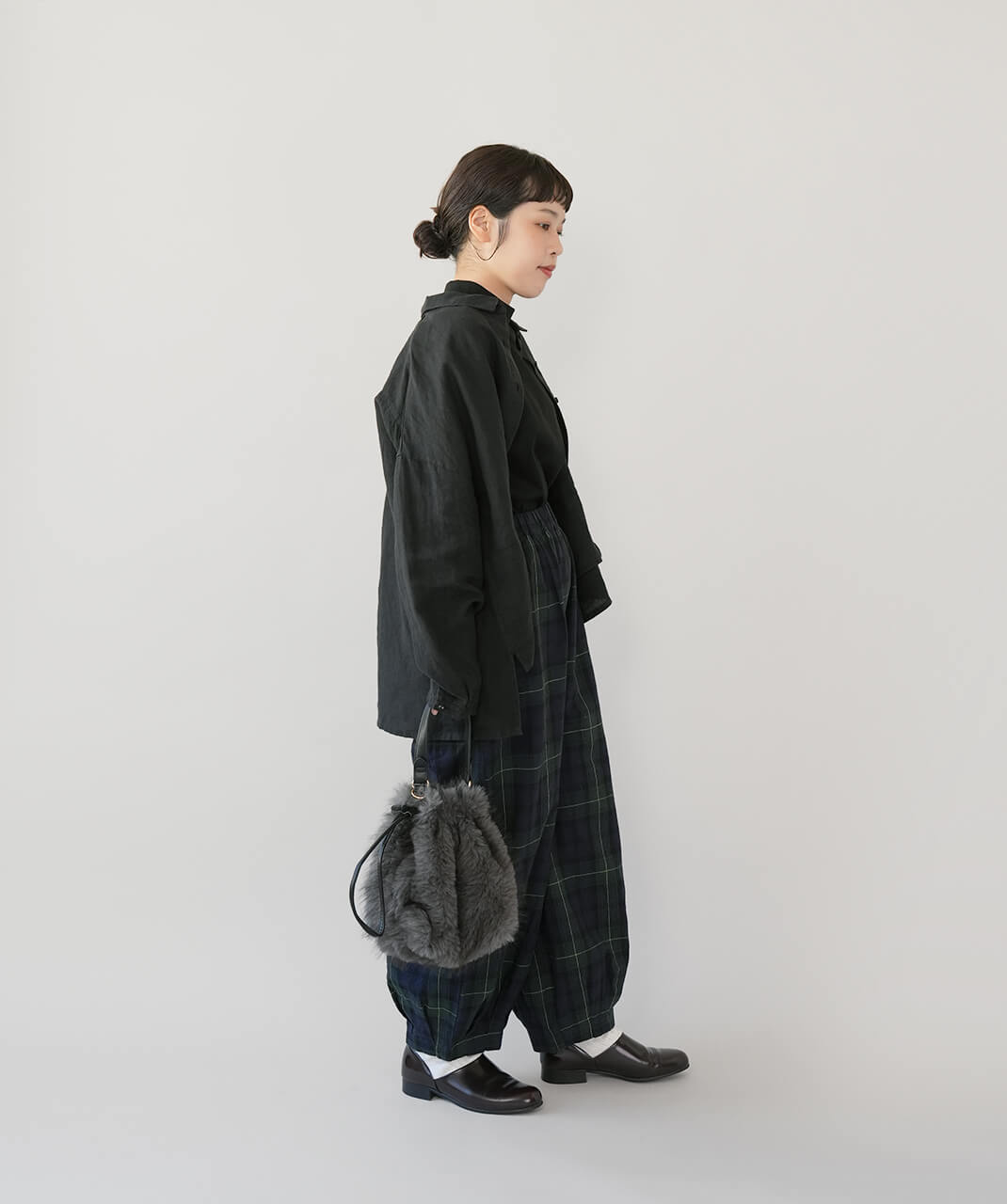 コットンリネンのタックボールパンツ ブラックウォッチ　コーデ