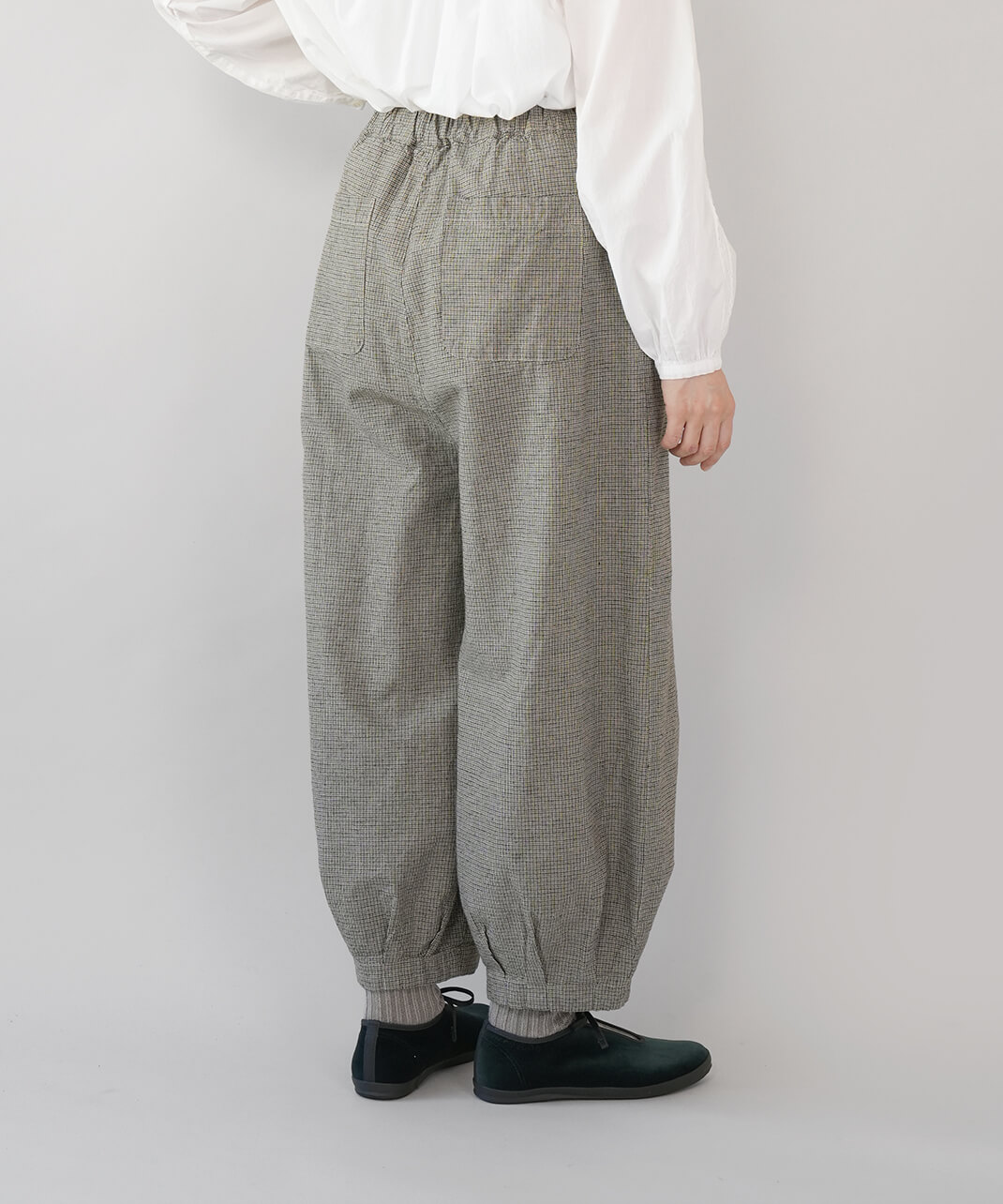 コットンリネンのタックボールパンツ カーキベージュ　着画
